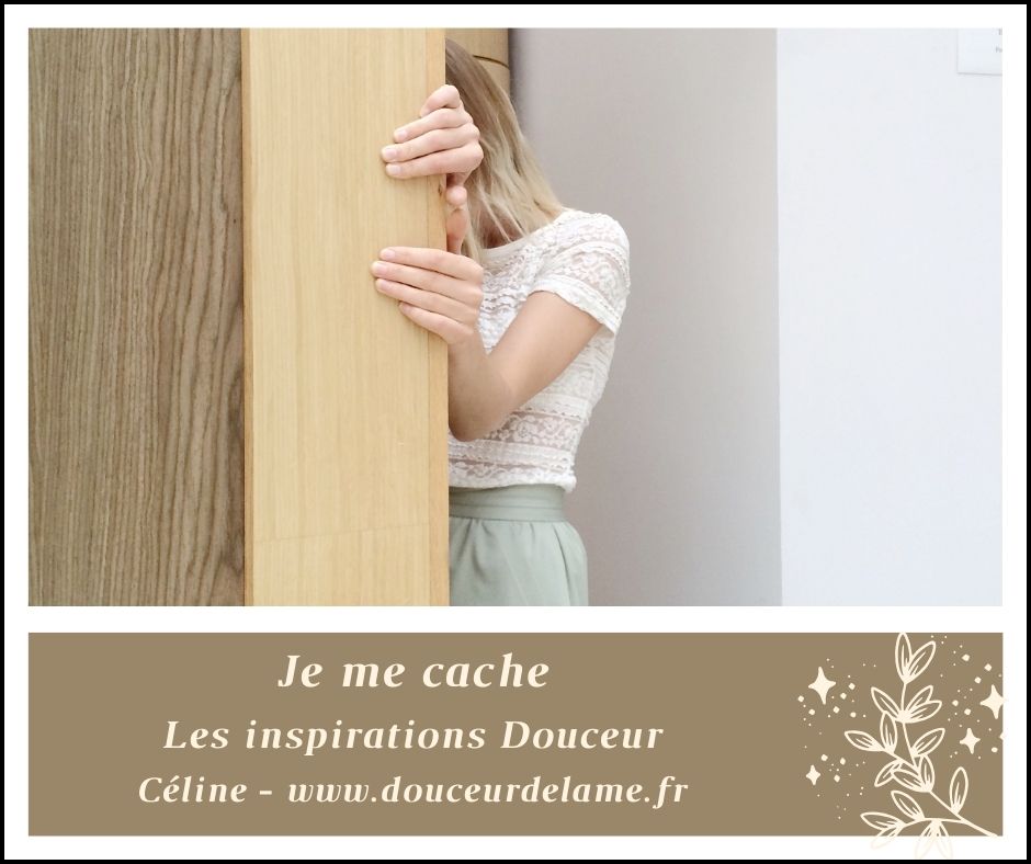 Je me cache, une femme dont le corps est à moitié caché derrière une porte, Céline Vincent, Douceur de l'Ame